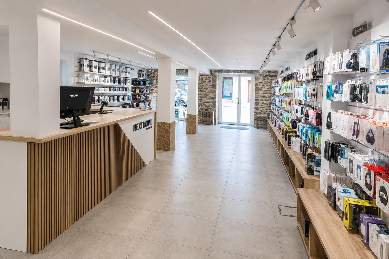 Interior de la tienda Nextmovil — mostrador principal y accesorios