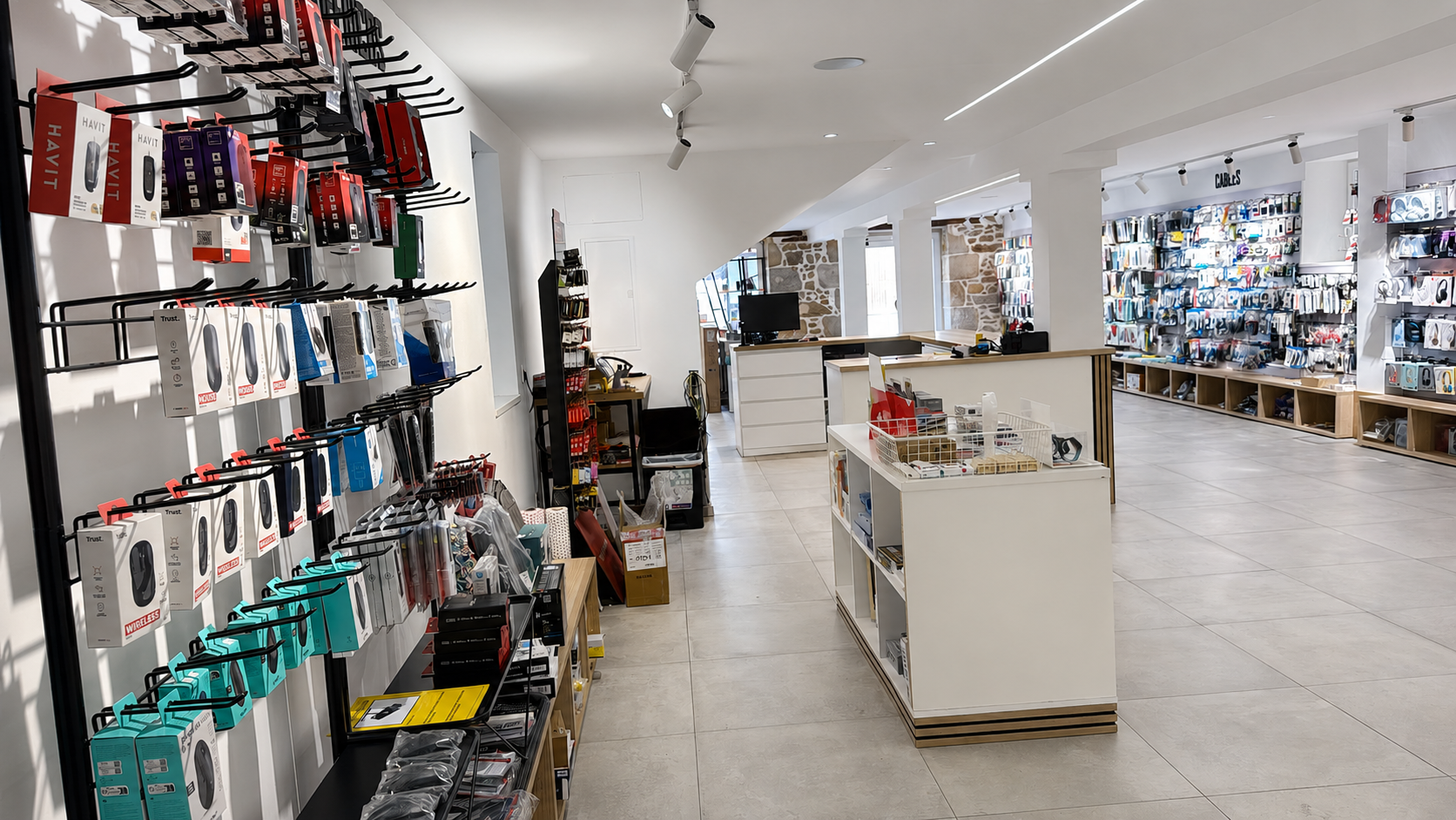 Zona de accesorios, cables y periféricos en Nextmovil